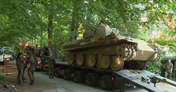 Penampakan tank sisa Perang Dunia II yang disimpan oleh seorang kakek di Jerman (Foto / Istimewa)