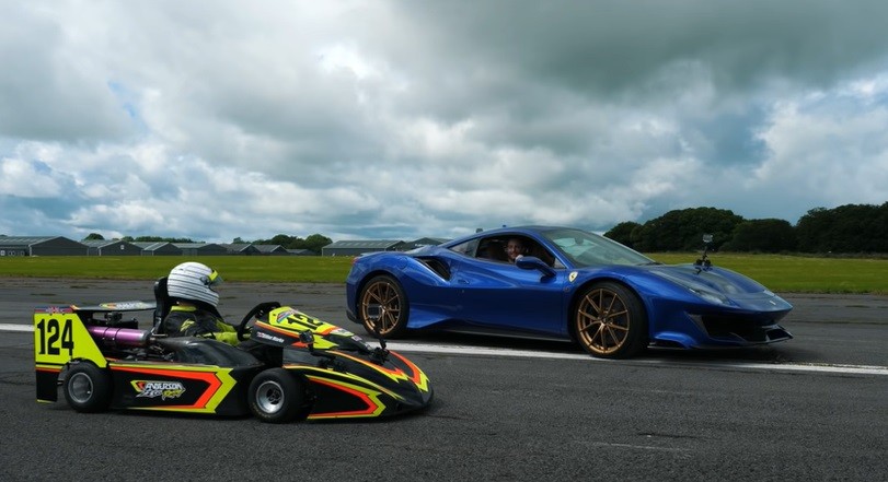 Gokart VS Ferrari beradu siapa yang paling cepat di aspal (Foto / Istimewa)