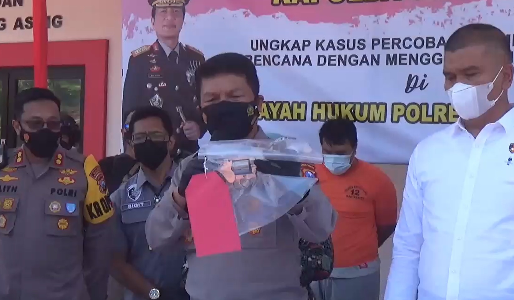 Kapolda Jawa Timur, Irjen Pol Nico Afinta menunjukkan barang bukti senjata api rakitan. (metrotv)