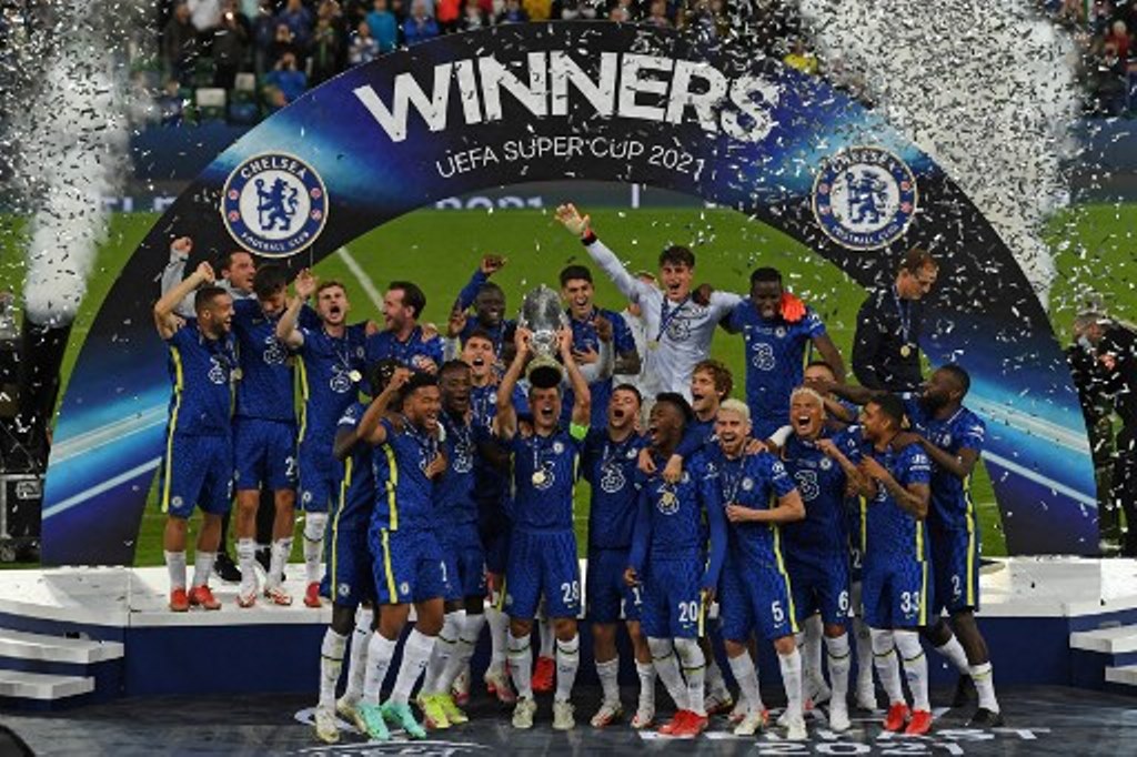 Selebrasi pemain Chelsea usai menerima Piala Super Eropa. (ist)