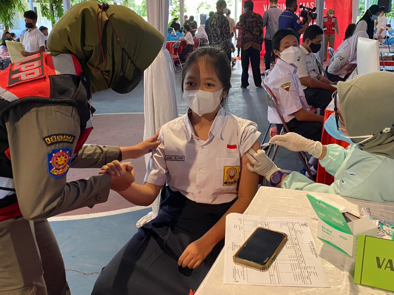 Pelajar SMP di Surabaya menerima suntikan vaksin dosis kedua. (ft/reno)