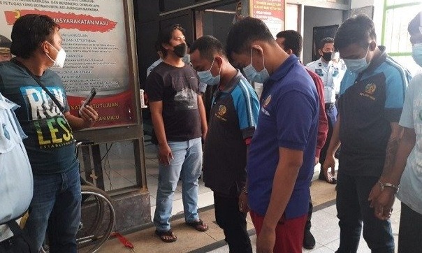 Petugas mengamankan sejumlah orang terkait upaya penyelundupan pil koplo di lapas Tuban (Foto / Metro TV)