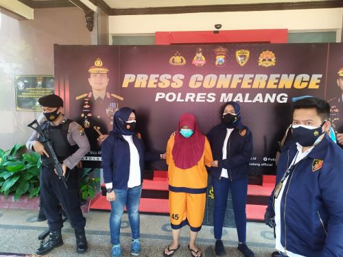 Tersangka penyalahgunaan dana bansos PKH di Polres Malang. (medcom.id)