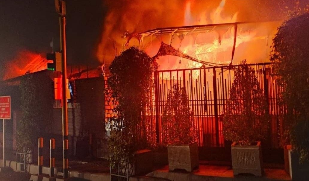 Cafe dan Warung Loji Perliman Banyuwangi hangus terbakar (Foto / Istimewa)