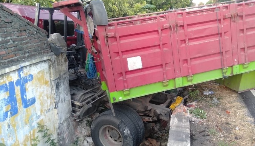Sopir Ngantuk, Dump Truk Tabrak Rumah di Jombang