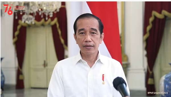 Presiden Jokowi memberikan keterangan video, Minggu, 15 Agustus 2021. Foto: BPMI