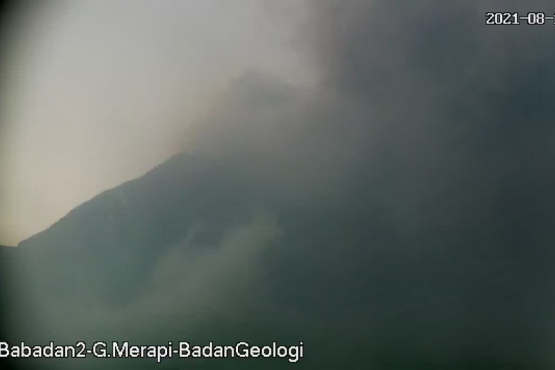 Gunung Merapi di perbatasan Provinsi Jawa Tengah dan Daerah Istimewa Yogyakarta meluncurkan awan panas guguran pada Senin, 16 Agustus pagi. Antara/Twitter BPPTKG