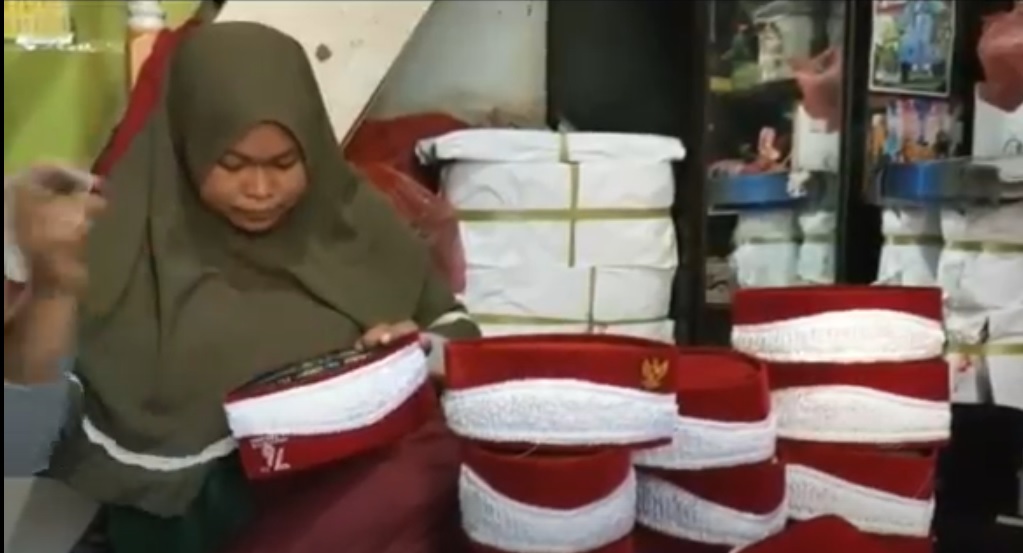 Perajin songkok merah putih di Gresik  mengaku omzet turun drastis jelang HUT RI Ke-76.  (metrotv)