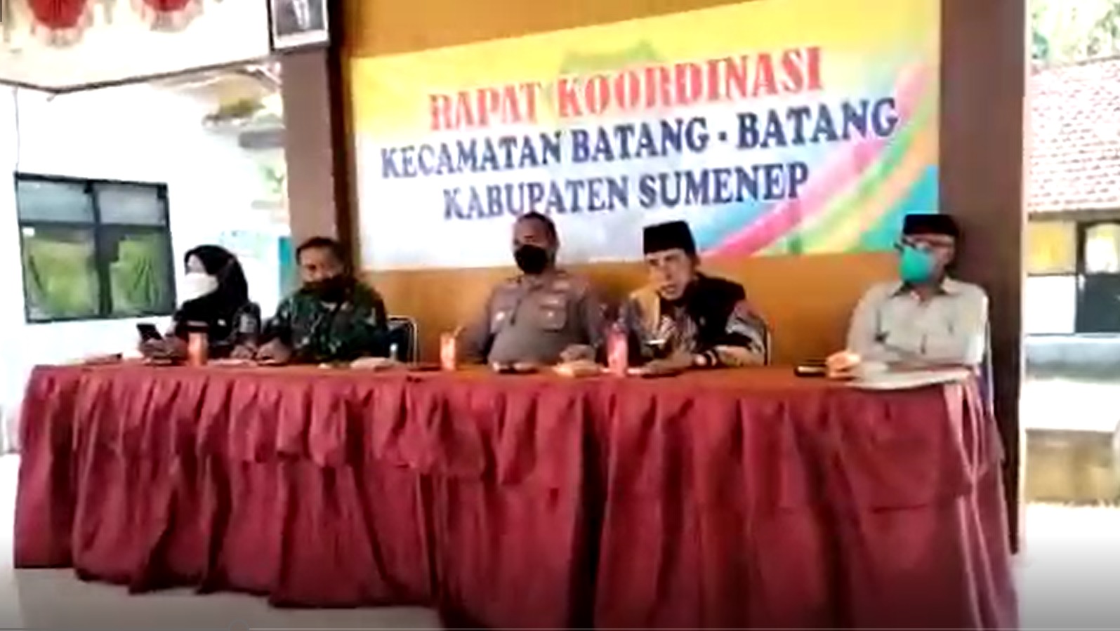Camat Batang-Batang Joko Suwarno dalam video viral menyuruh curi sapi warga yang tak mau divaksin. (metrotv)