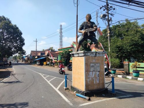 Monumen Badjuri di pertigaan Jalan Raya Pakisaji, Desa Jatirejo, Kecamatan Pakisaji, Kabupaten Malang, Jawa Timur.