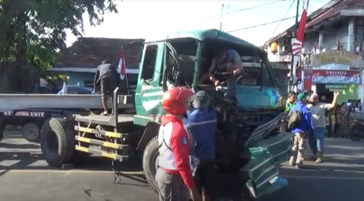 Kondisi truk trailer setelah menabrak rumah di kawasan Krembangan Surabaya. (metrotv)