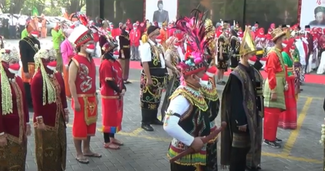 Pegawai RSI Siti Hajar Sidoarjo mengenakan pakaian adat saat upacara bendera memperingati HUT RI Ke-76. (metrotv)