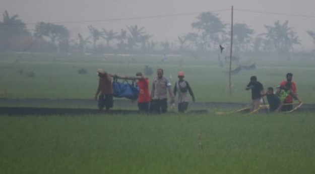 Evakuasi korban yang tewas tersengat jebakan tikus listrik (Foto / Metro TV)