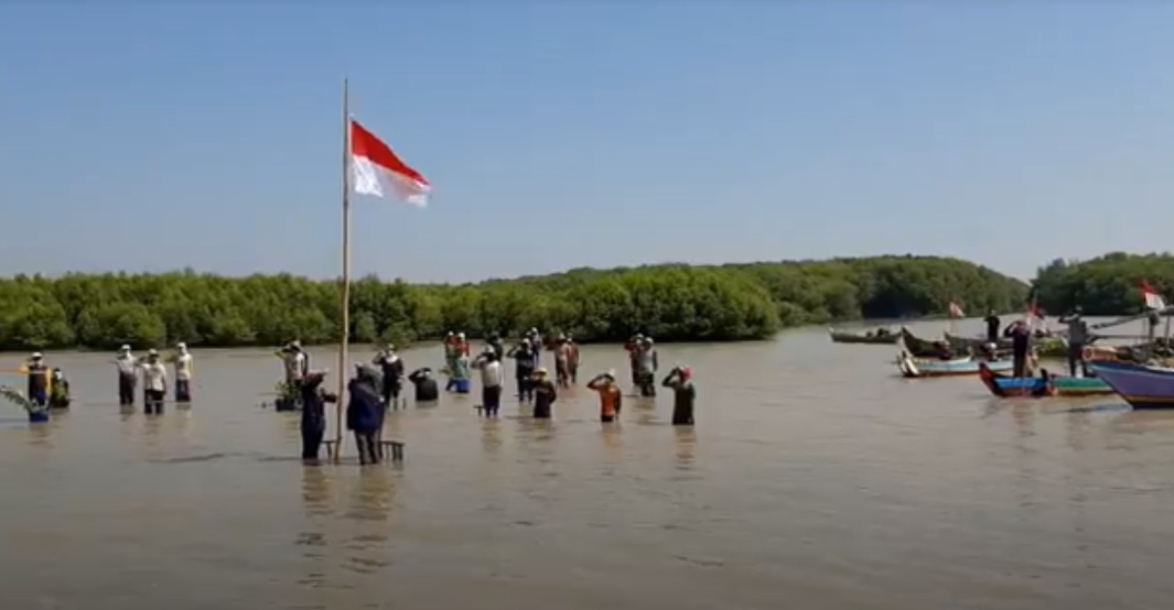 Nelayan bersama karang taruna Desa Pangkah Wetan, Kecamatan Ujungpangkah, Kabupaten Gresik  mengelar upacara di tengah laut pasang. (metrotv)