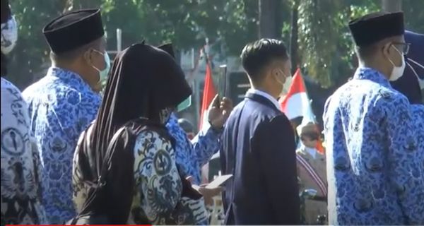 ASN Sibuk Main HP Saat Upacara Bendera di Alun-alun Situbondo