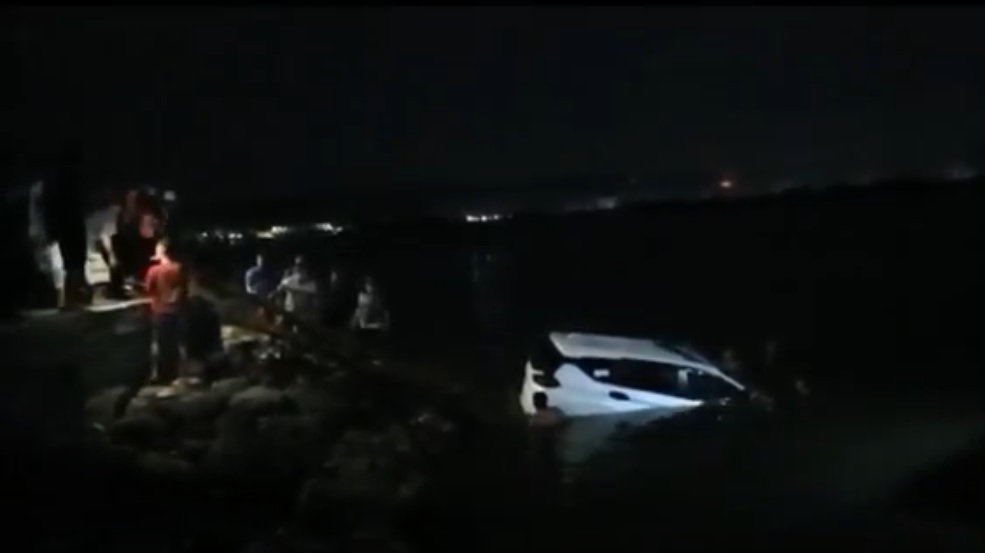 Banting Setir, Mobil Tercebur Laut Situbondo