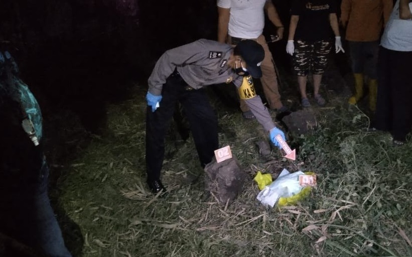 Polisi melakukan olah TKP penemuan kresek yang diduga berisi janin (Foto / Metro TV)