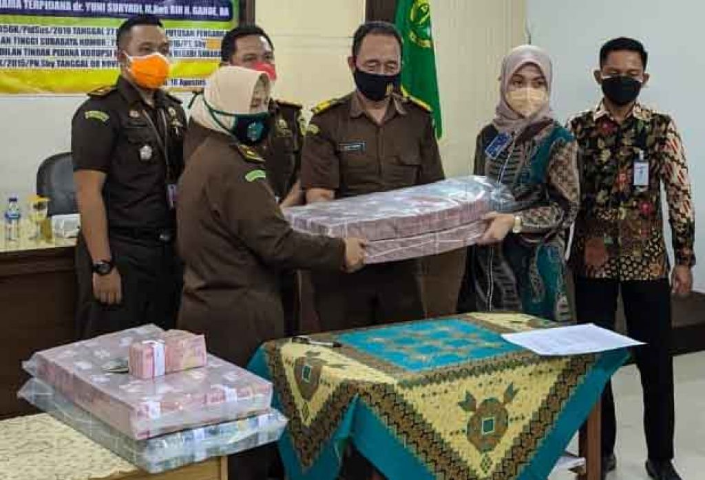 Kejari Ponorogo mengembalikan uang korupsi kepada PT Duta Graha Indah (PT DGI) (Foto / Metro TV)