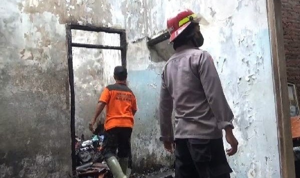 Rumah milik Agus ludes terbakar usai disulut api oleh anak kandungnya (Foto / Metro TV) 