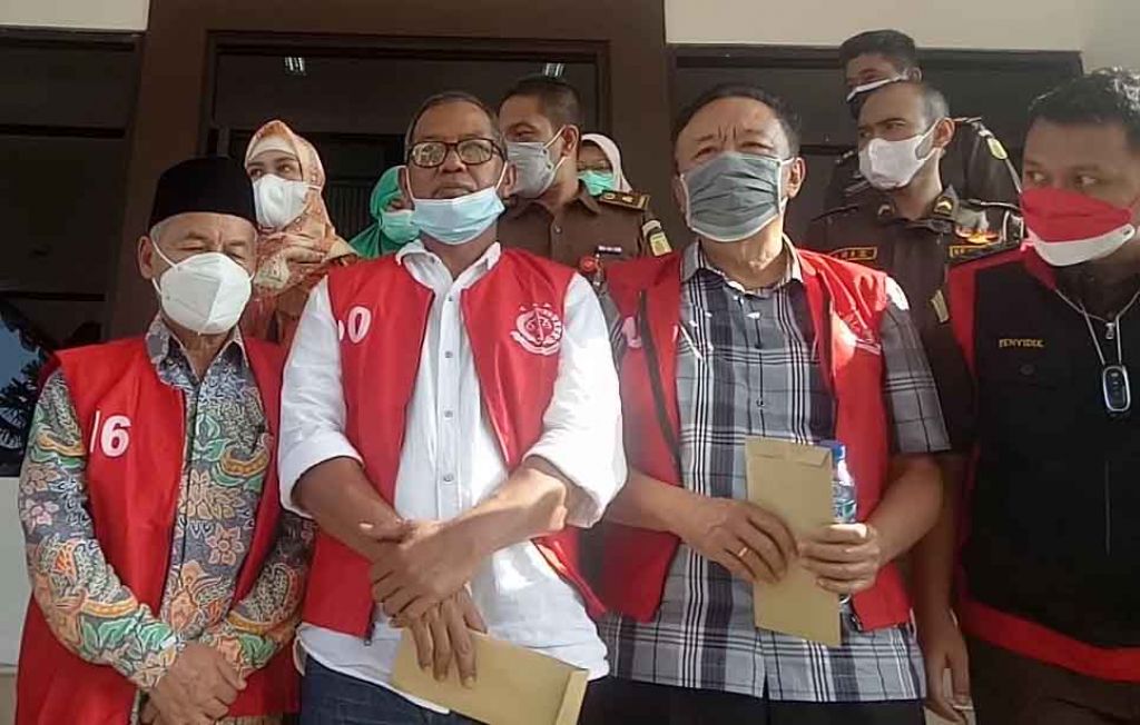  Tiga orang tersangka kasus penyalahgunaan dana pinjaman Rp25 miliar dari Kementerian Koperasi dan UMKM kepada gabungan koperasi susu se Kabupaten Pasuruan (Foto / Metro TV)