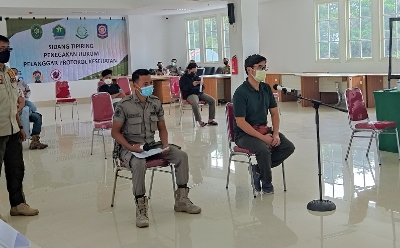 Proses sidang tipiring pelanggaran PPKM di Malang (Foto / Metro TV)