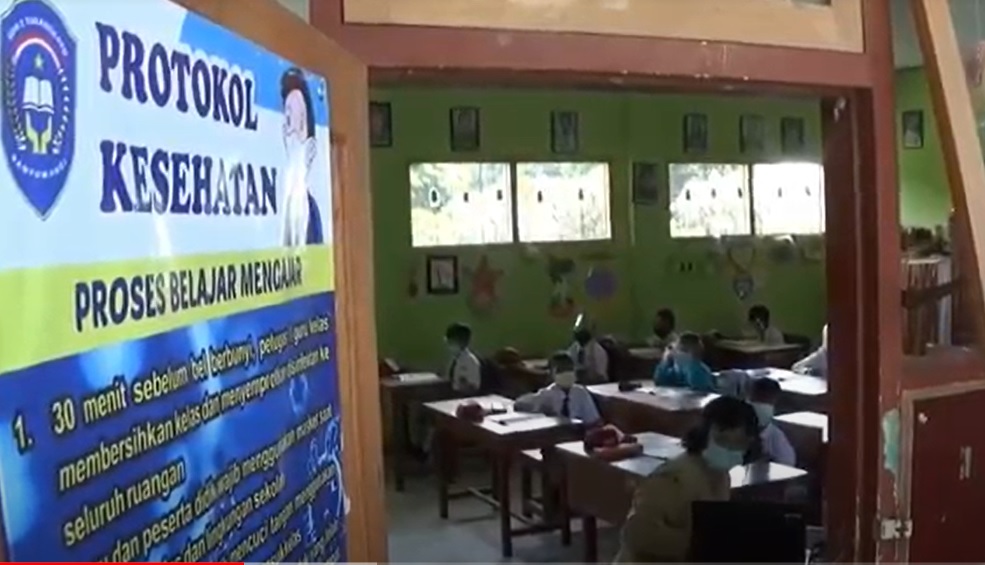 Pembelajaran tatap muka di SDN II Tukang Kayu, Banyuwangi. (metrotv) 