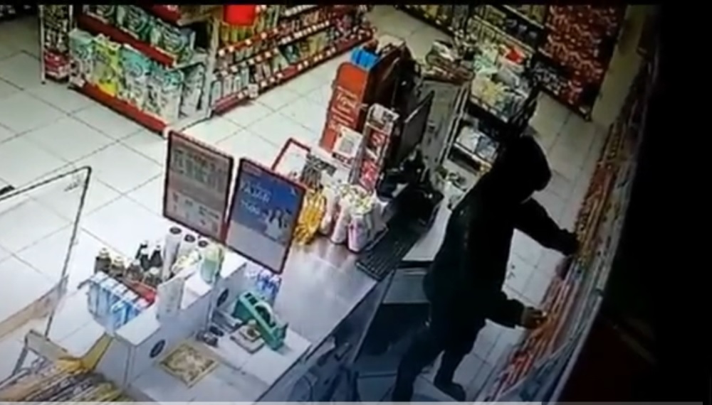 Swalayan di Lamongan Dibobol Maling, Ambil Rokok dan Susu