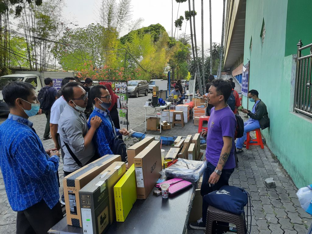 Sejumlah pedagang nampak berjualan di emperan (Foto / Istimewa)