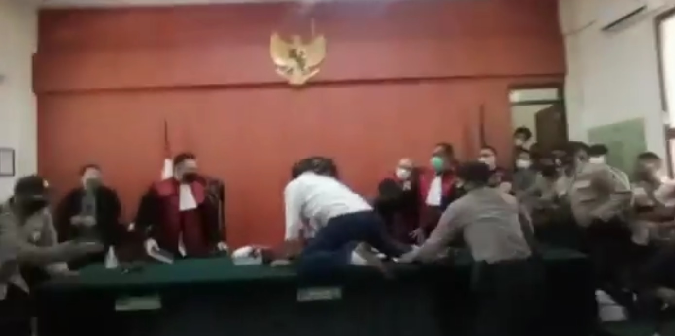 Terdakwa M Yunus melompat ke meja dan mencoba menyerang hakim lantaran tak terima divonis tiga tahun penjara (Foto / Metro TV)