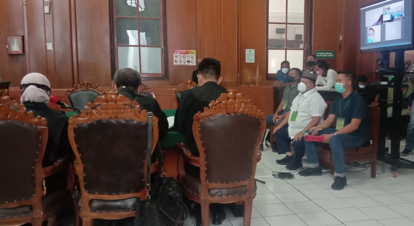 Mantan Kapolda Jawa Timur Drs. H. Hadiatmoko menjadi saksi dalam perkara penipuan dengan terdakwa Farroukh Rafii’uddin Bin Djayadi (Foto / Metro TV)