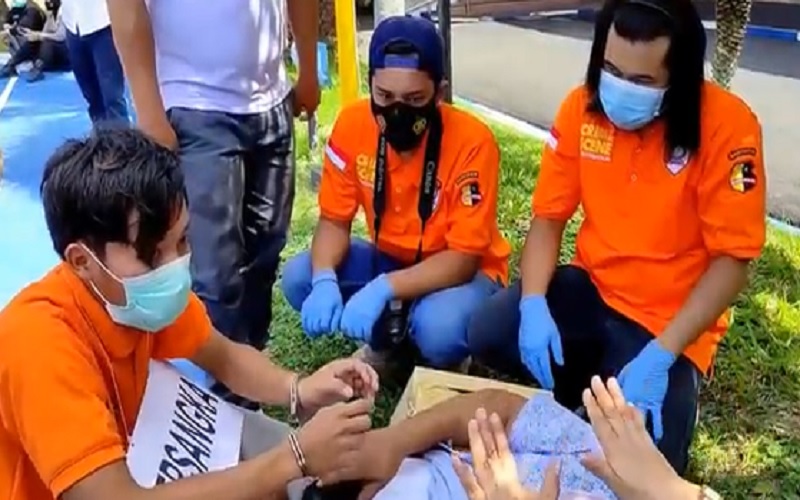 IM menjalani rekonstruksi pencabulan dan pembunuhan di Mapolres Pacitan (Foto / Metro TV)