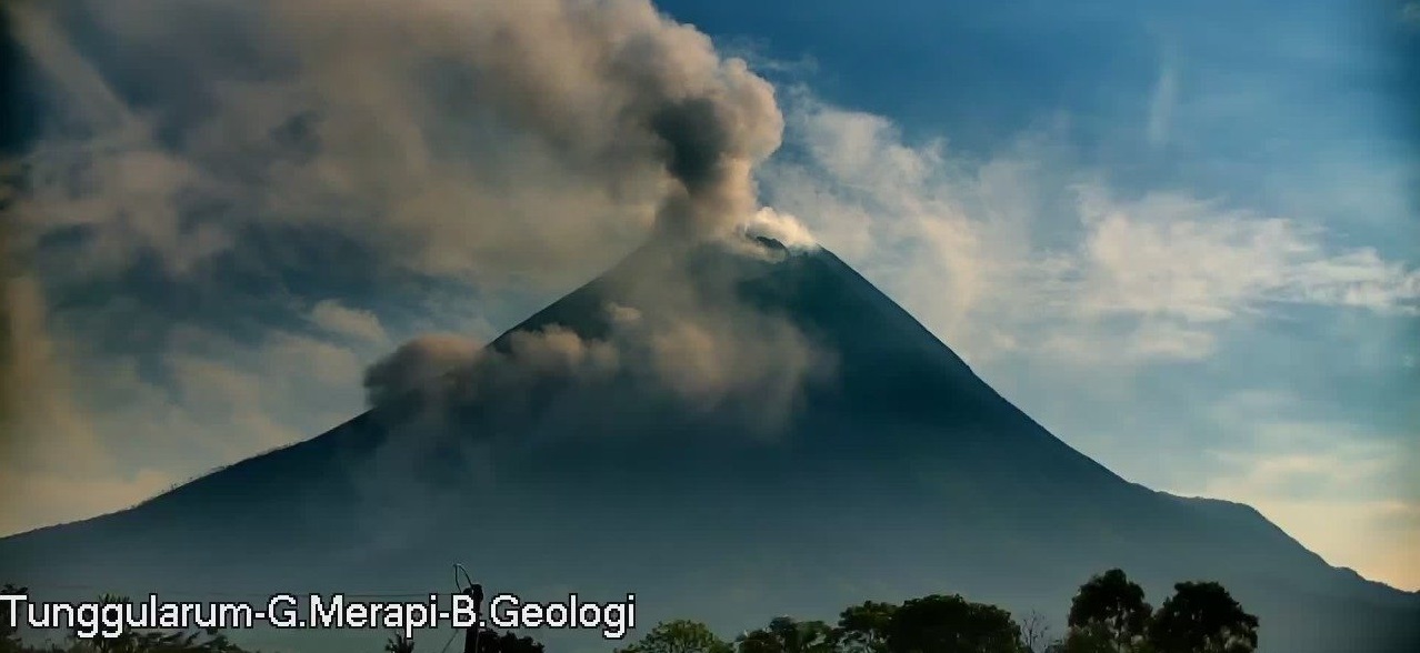 Gunung Merapi erupsi (Foto / Istimewa)