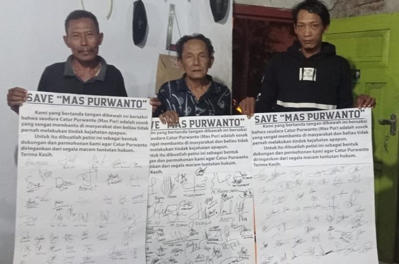 Sejumlah warga di Mojokerto memberikan dukungan terahadap nakes gadungan lantaran dianggap membantu (Foto / Istimewa)