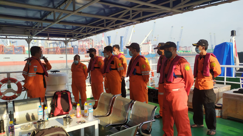 Tim SAR bersiap melakukan pencarian 8 korban hilang KMP Sumber Berkah di Perairan Masalembu, (Foto / Hum).