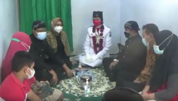 Disambut Istimewa, Paskibraka Anak Penjual Krupuk Diantar Pulang Gus Ipul