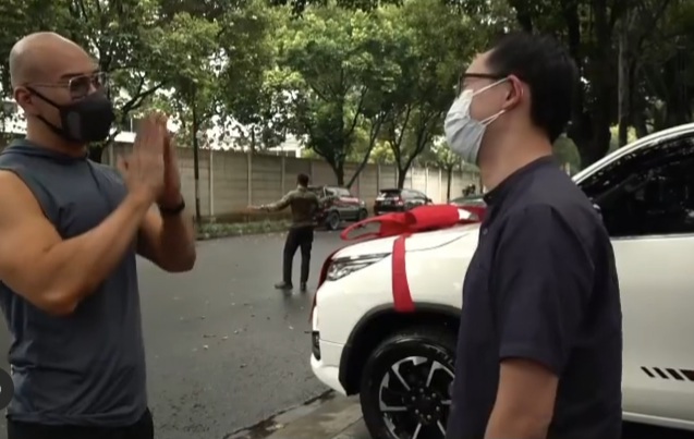 Dokter Gunawan dapat hadiah mobil mewah dari Deddy Corbuzier. (instagram: @mastercorbuzier)