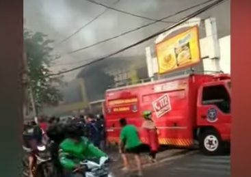 Asap hitam membubung dari lokasi kebakaran di lantai 2 Pasar Kembang Surabaya. (ist)  