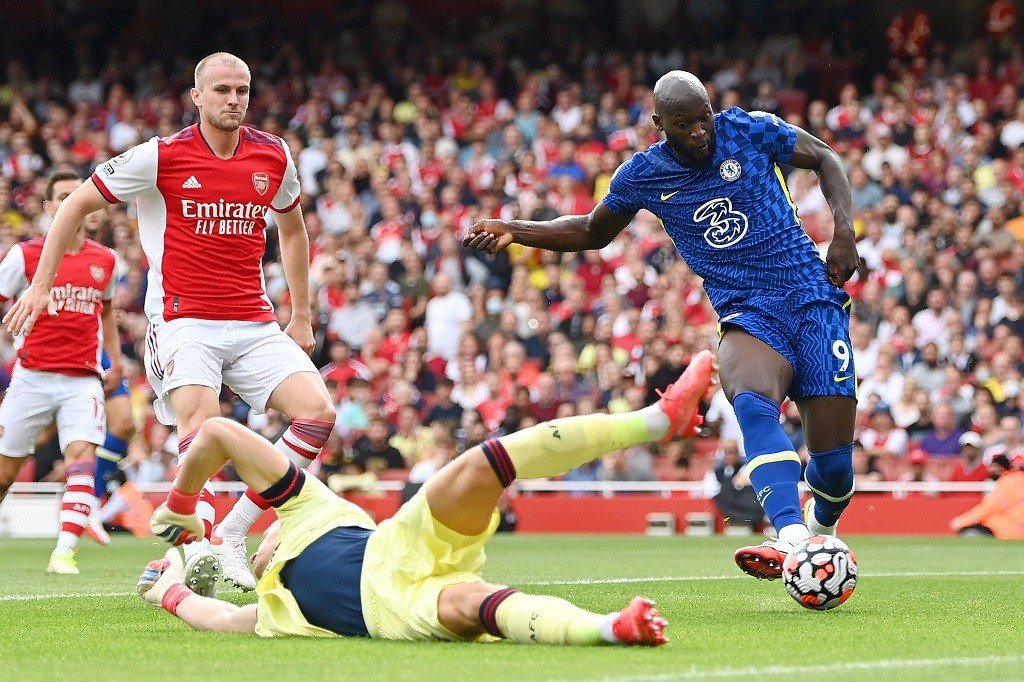 Romelu Lukaku melewati hadangan pemain Arsenal 