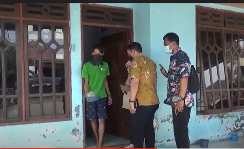 Salah satu warga menunjukkan bansos berupa daging busuk. (metrotv)