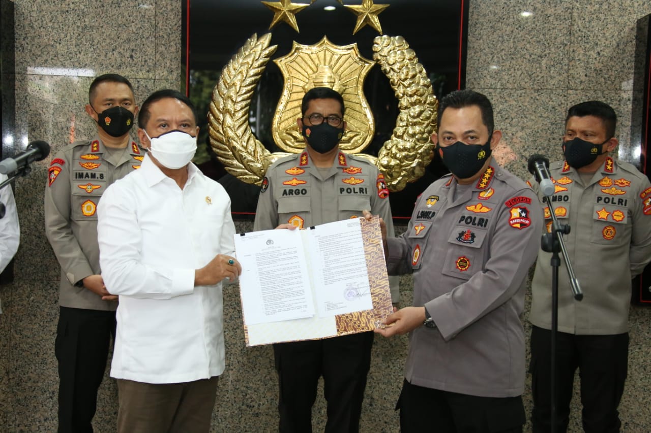 Menteri Pemuda dan Olahraga (Menpora) Zainudin Amali  menerima surat izin pertandingan Liga 1 dan Liga 2 dari Kapolri Listyo Sigit Prabowo di Mabes Polri, Jakarta Selatan, Senin (23/8)  (foto: Div humas Mabes Polri)