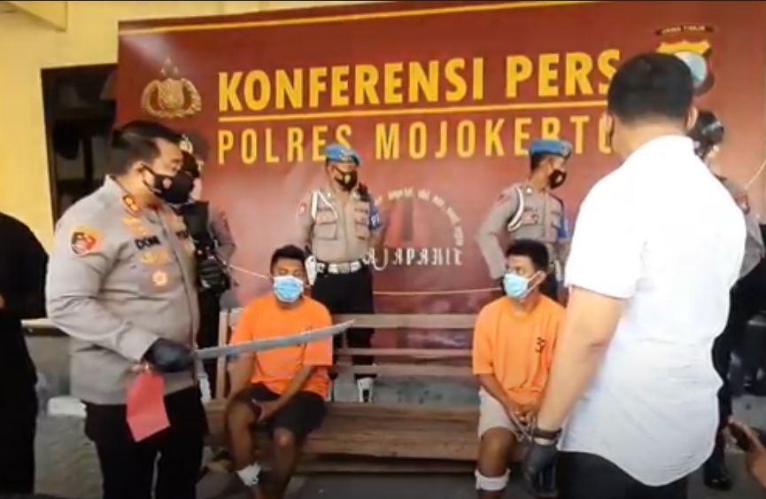 Kapolres Mojokerto AKBP Dony Alexander memegang barang bukti parang yang dipakai pelaku pembegalan. (metrotv)