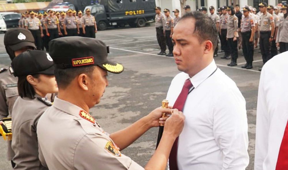 Kasat Reskrim Polres Pelabuhan Tanjung Perak, AKP Giadi Nugraha saat menerima pin emas kapolri beberapa waktu lalu (Foto / Metro TV)