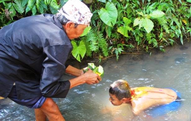 Tradisi Unik Warga Using Banyuwangi Saat 14 Suro, Mendadak Makan Bunga