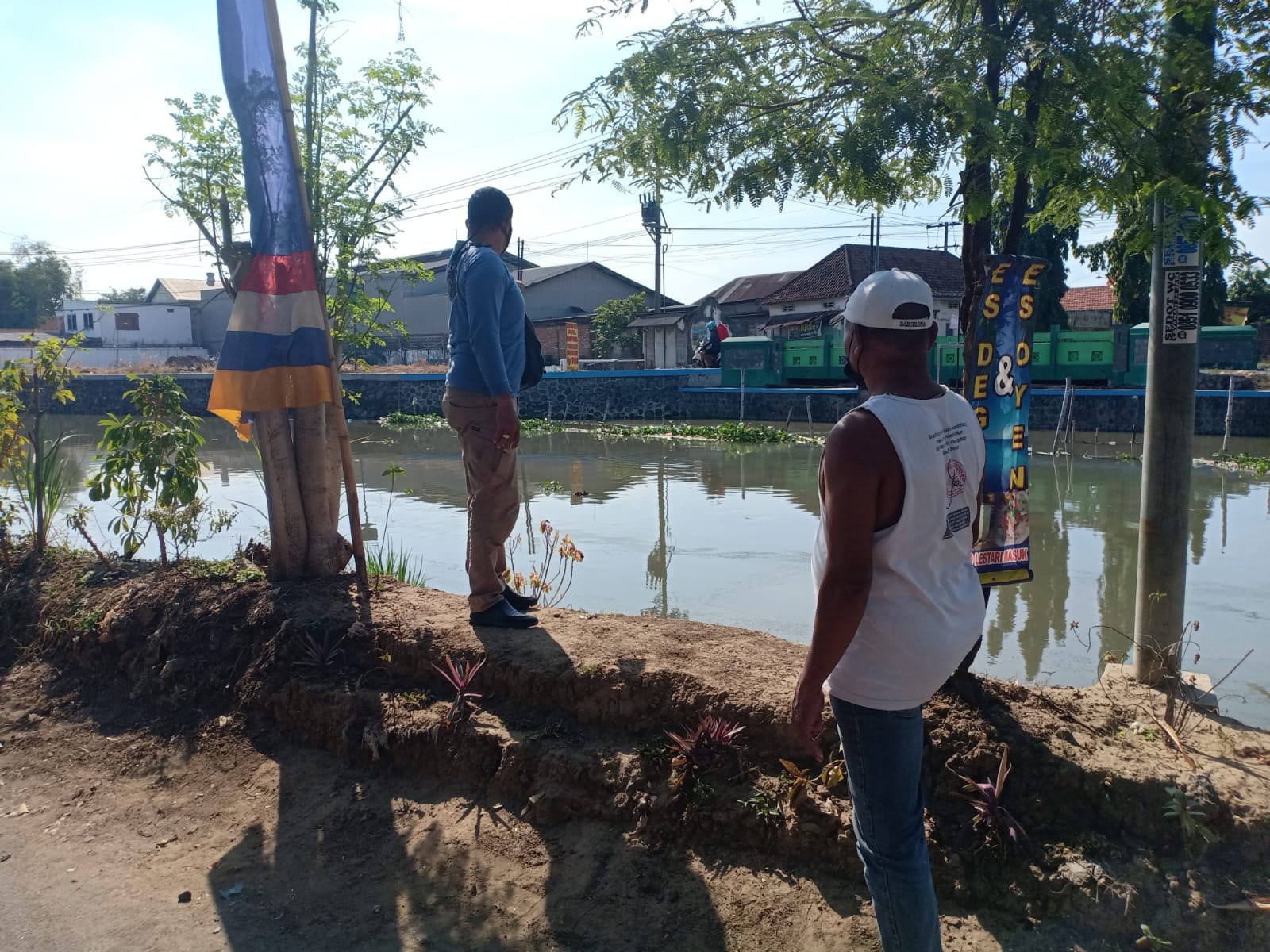 Petugas menunjukkan lokasi tenggelamnya Abi dan Zio (Foto / Istimewa)