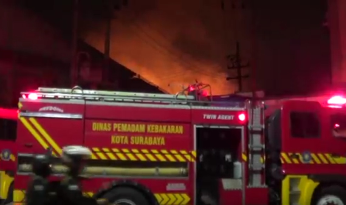 Petugas pemadam kebakaran berjibaku dua jam untuk menjinakkan api gudang kayu di Jalan Kelasi, Kelurahan Krembangan Utara,  Kecamatan Pabean Cantikan. (metrotv)