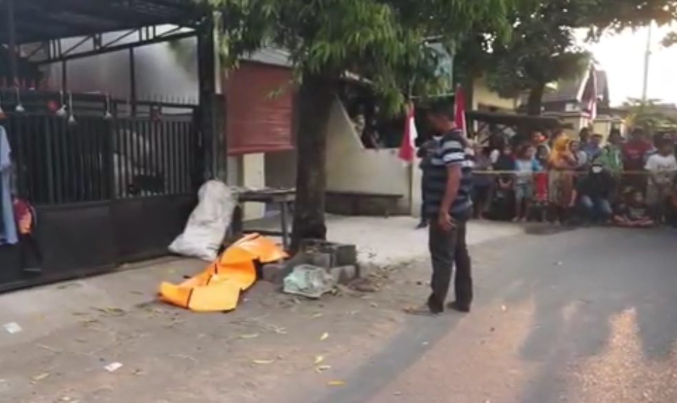 Mayat bersimbah darah di tepi jalan jadi tontonan warga. (metrotv)