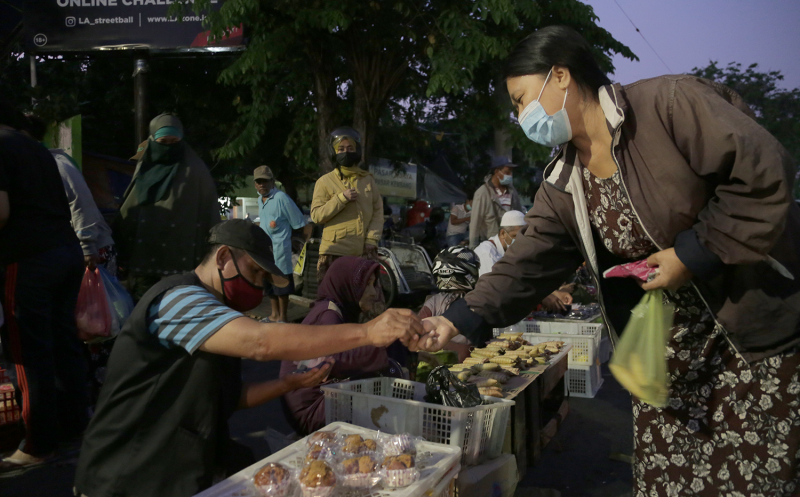 Salah satu pedagang Pasar Kembang bertahan berjualan di bekas kebakaran (Foto / Istimewa)