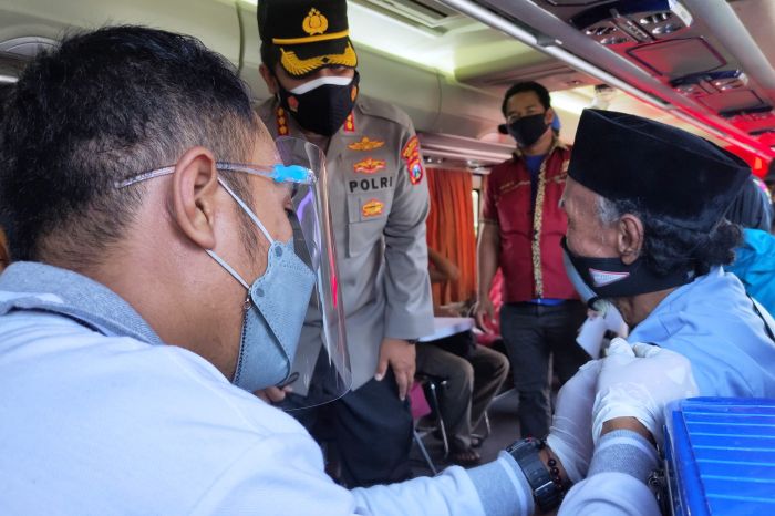 Polrestas Sidoarjo menggelar vaksinasi di Terminal Bus Purabaya. (foto/MI)