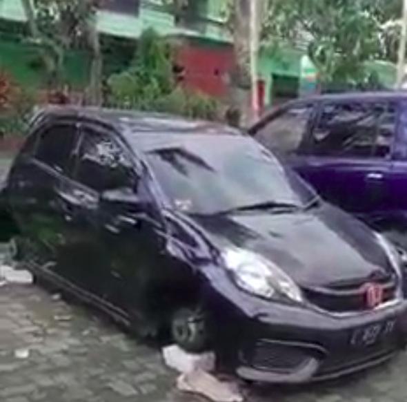 Tangkapan layar video pencurian roda mobil di Malang. (ist)