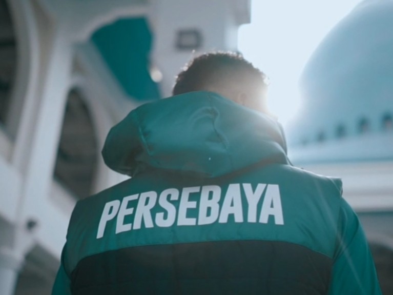 Salah satu adegan dalam teaser promo jersey Persebaya yang dirilis semalam. 